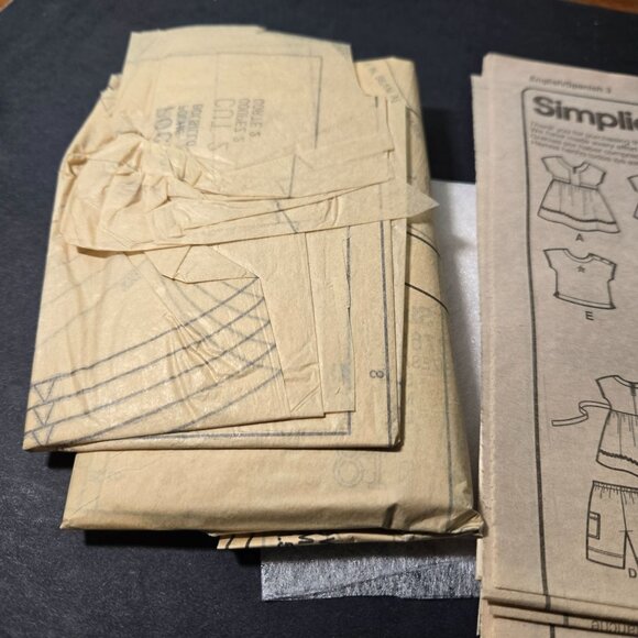 Simplicity 3765 sewing pattern Babies Dress Top Pants T-Shirt Hat Stroller Bag - Picture 7 of 8